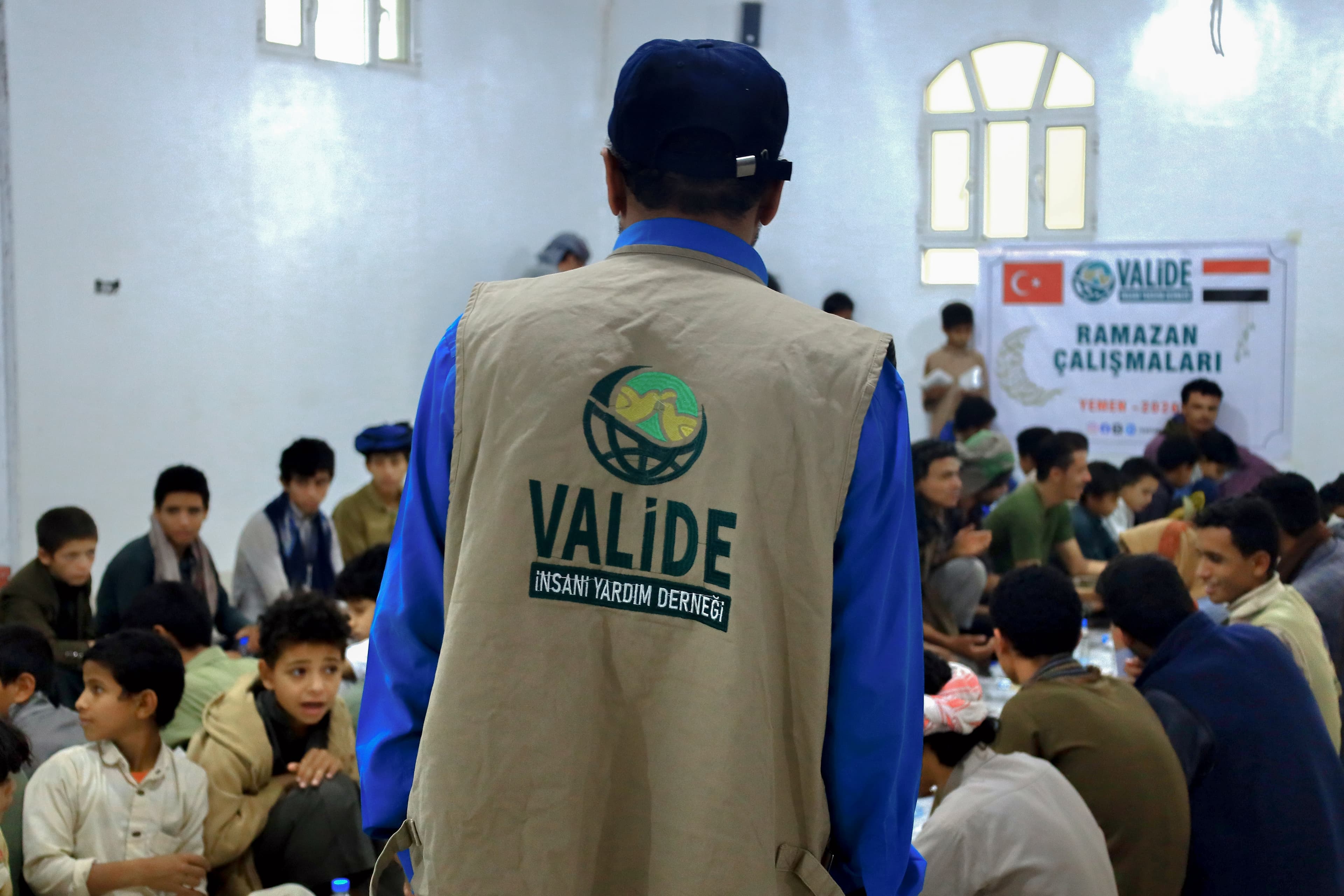 Umut Sofraları Yemen'de Kuruldu: Valide İnsani Yardım Derneği'nden İftar Sevinci