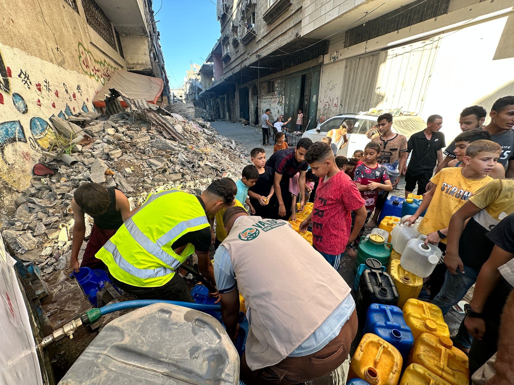 Gazze'de Temiz Su Dağıtımları Devam Ediyor