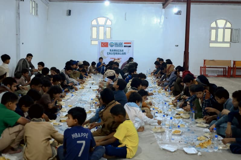 Umut Sofraları Yemen'de Kuruldu: Valide İnsani Yardım Derneği'nden İftar Sevinci