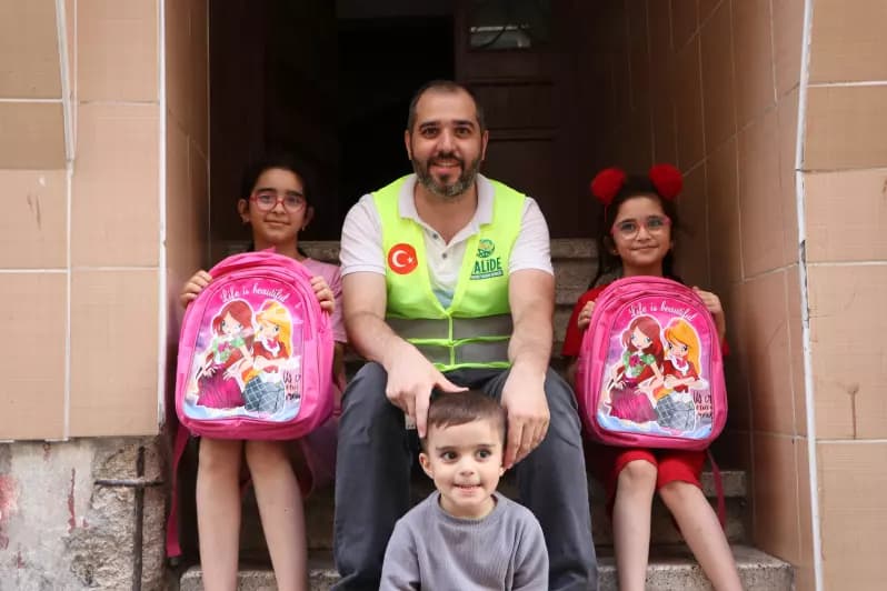 İstanbul’da Yetim ve Mağdur Çocuklara Kırtasiye Desteği