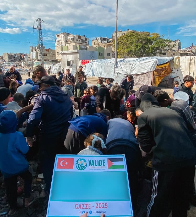 Gazze’de Umut Olmaya Devam Ediyoruz: 900 Kişiye Sıcak Yemek İkramı