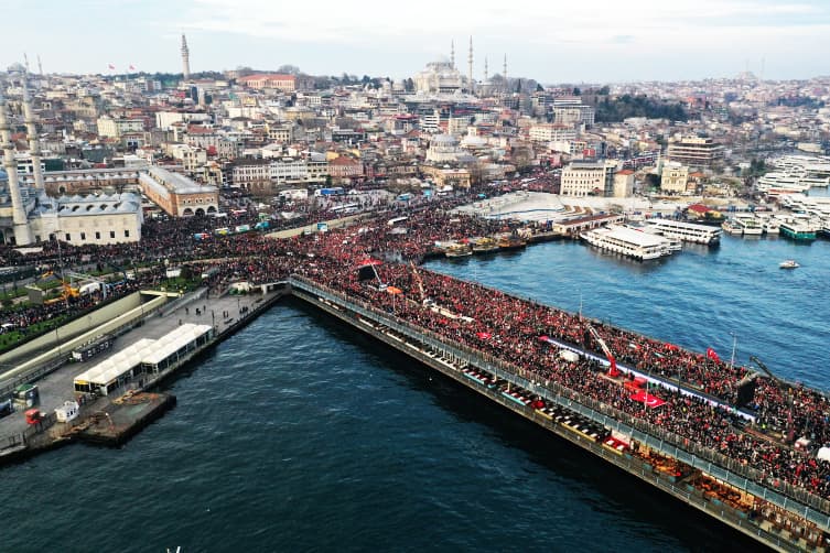 2024'ün ilk gününde Şehitlerimiz ve Filistin için Galata Köprüsü'ndeydik.