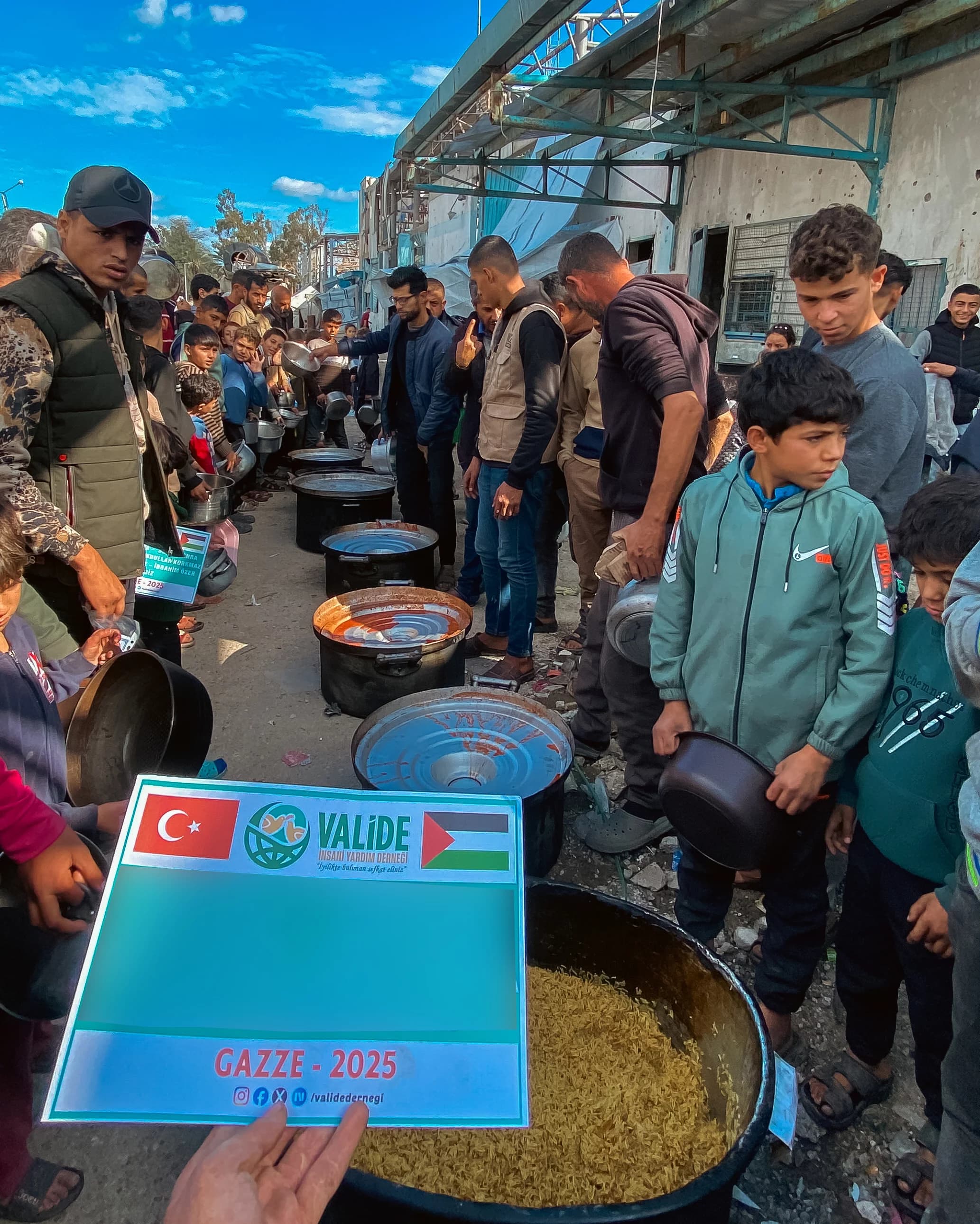 Gazze’de Umut Olmaya Devam Ediyoruz: 900 Kişiye Sıcak Yemek İkramı