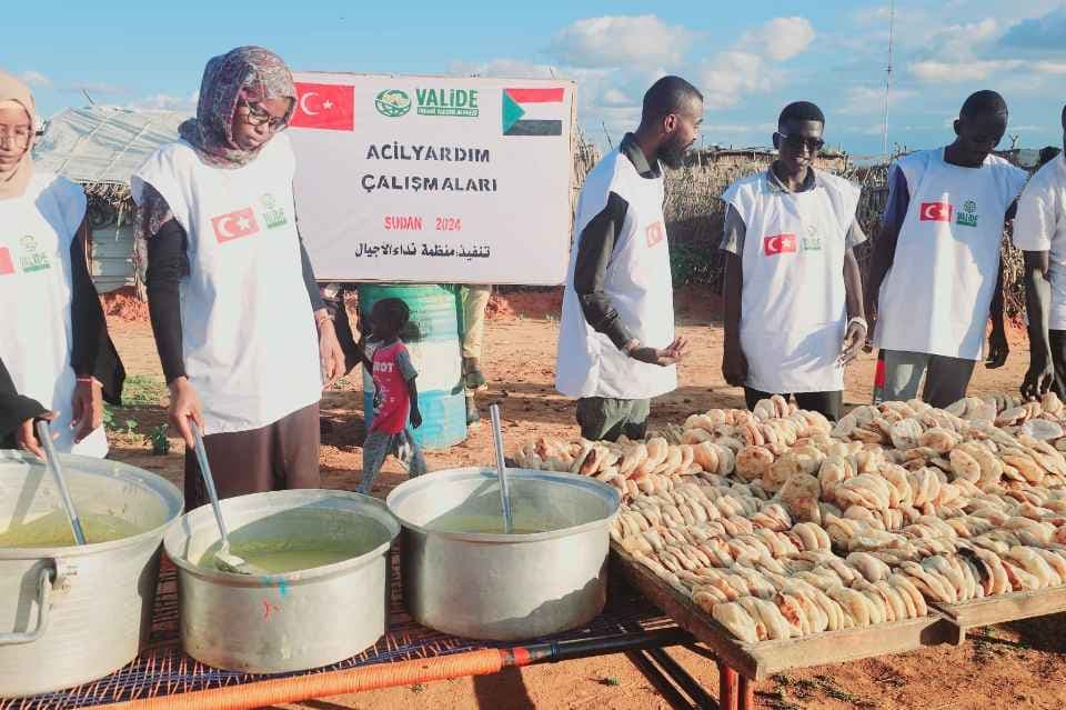 Sudan’da İç Çatışmadan Etkilenen Halk İçin Yemek Dağıtımı