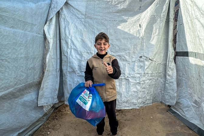 İsrail Ablukası ve Kış Soğuğuyla Mücadele Eden Gazze’de Çocuklara Kışlık Giysi Dağıtımı Yaptık